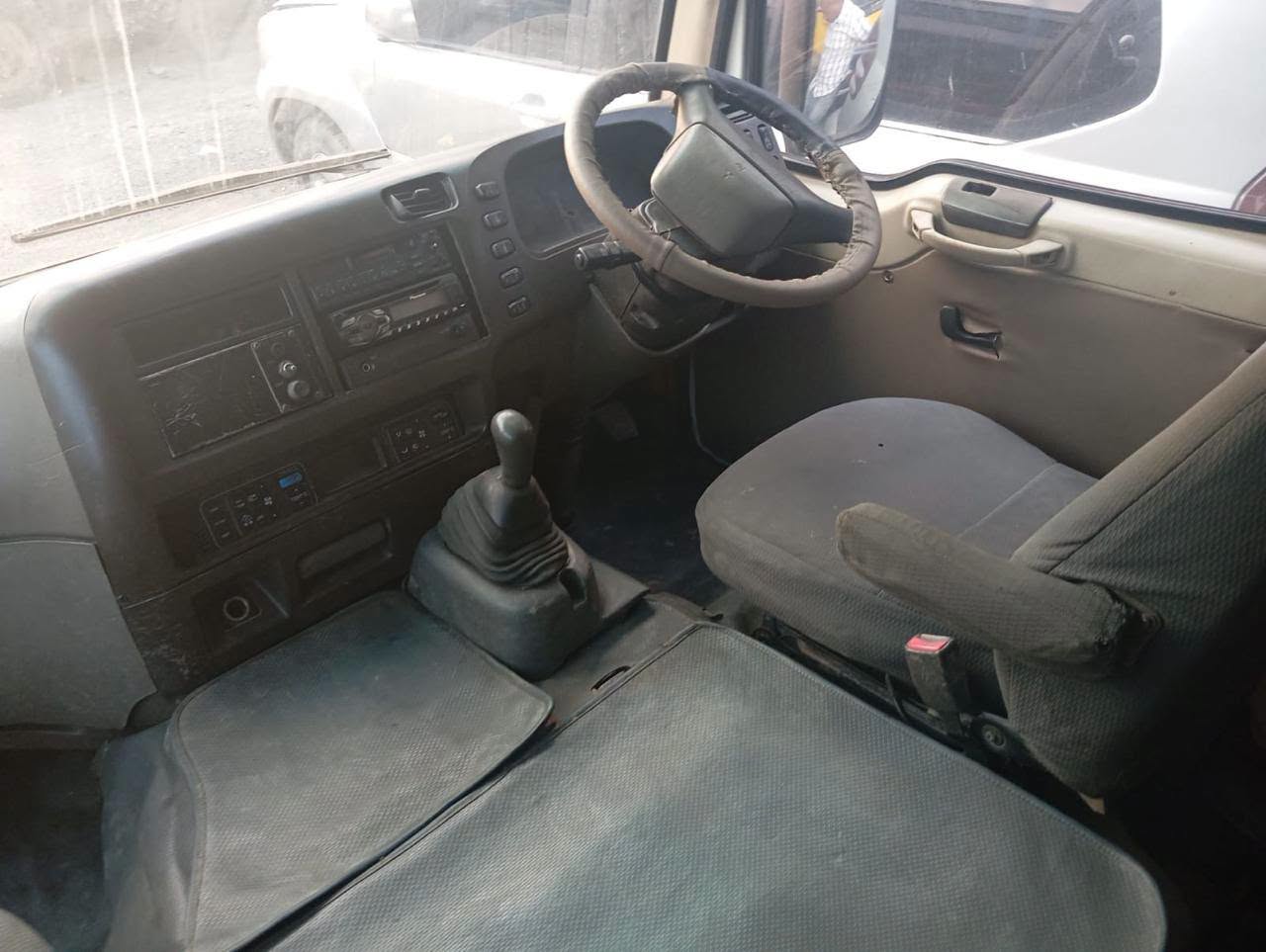 2004 Mitsubishi Rosa thumbnail 2
