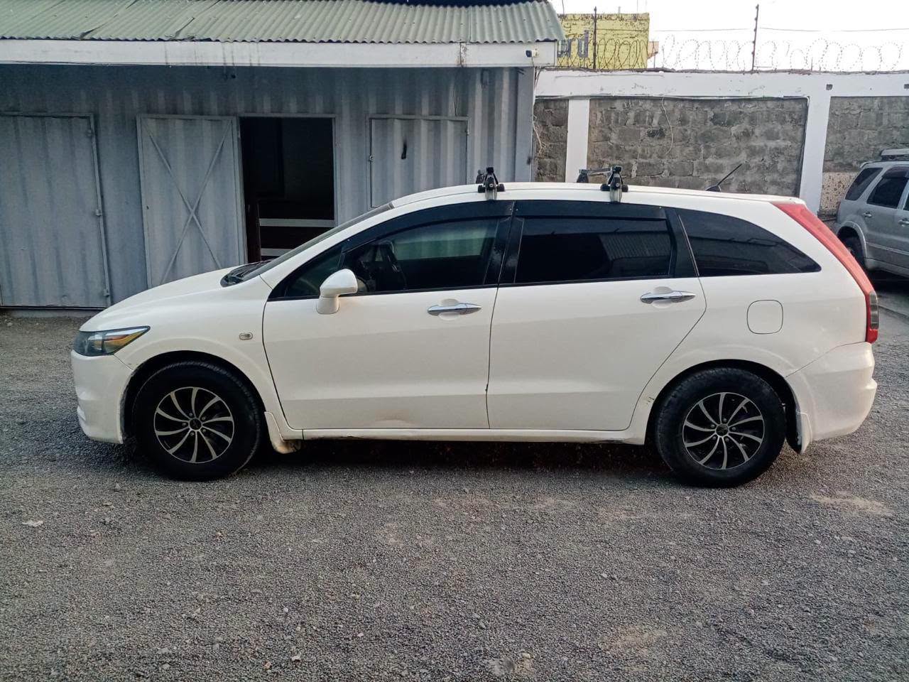 2009 Honda Stream thumbnail 3