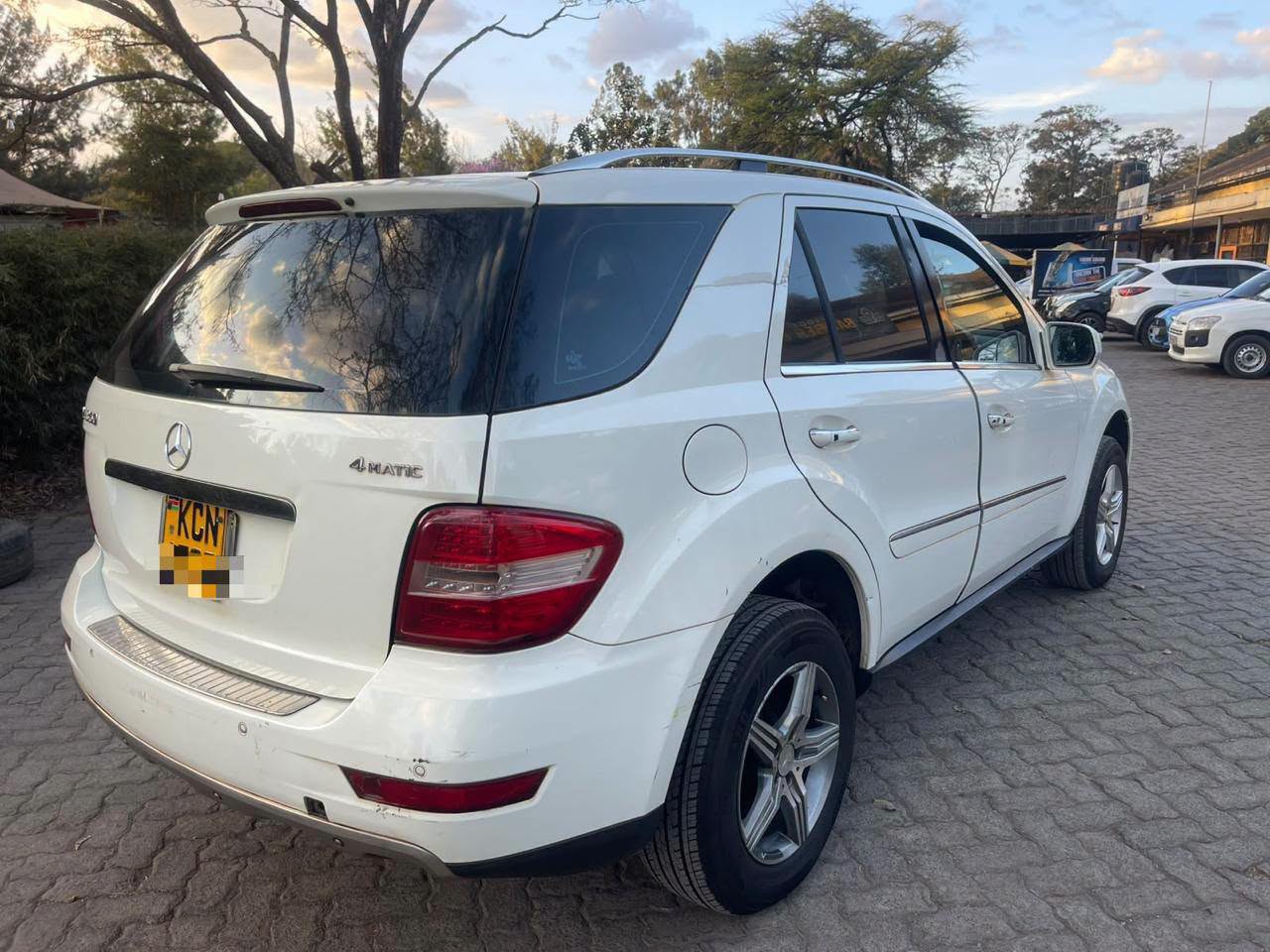 2010 Mercedes-Benz ML350 thumbnail 5