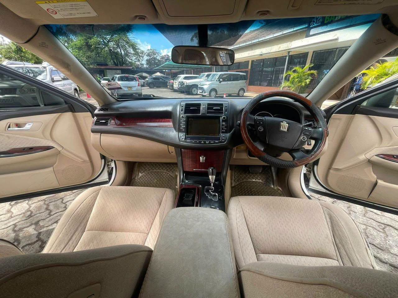 2010 Toyota Crown thumbnail 4