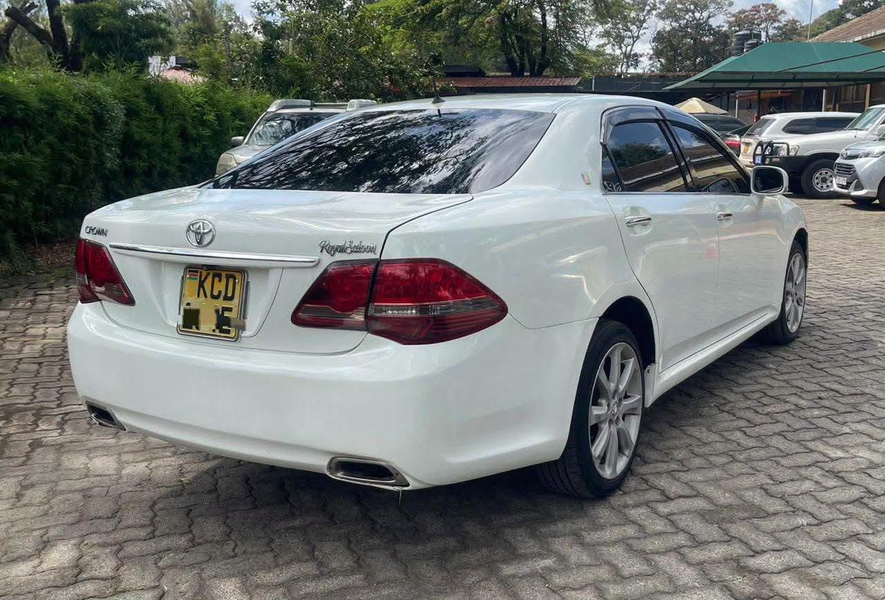 2010 Toyota Crown thumbnail 2