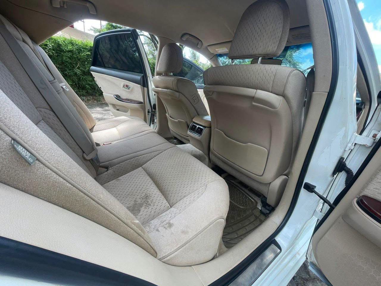 2010 Toyota Crown thumbnail 3