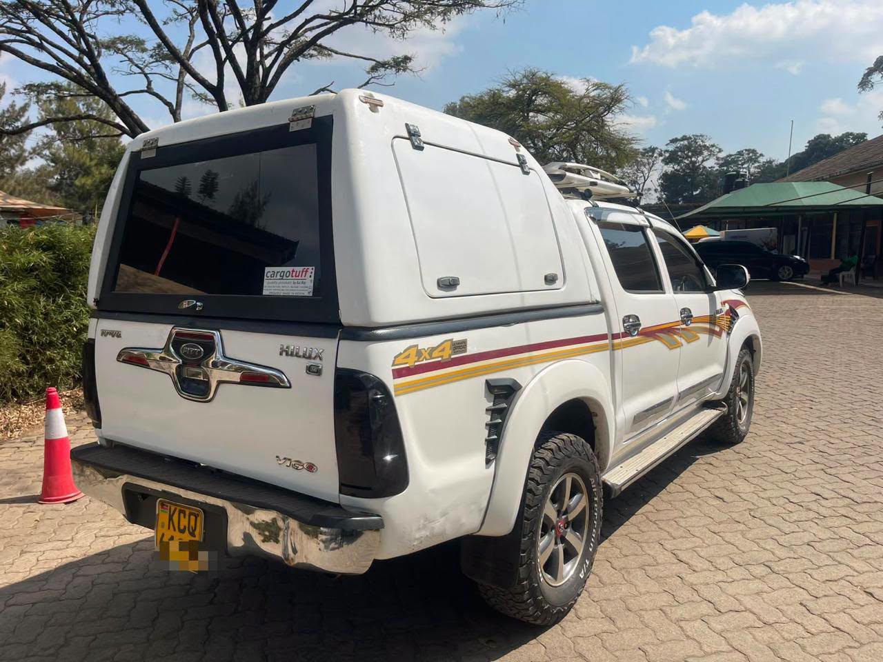 2010 Toyota Hilux thumbnail 3