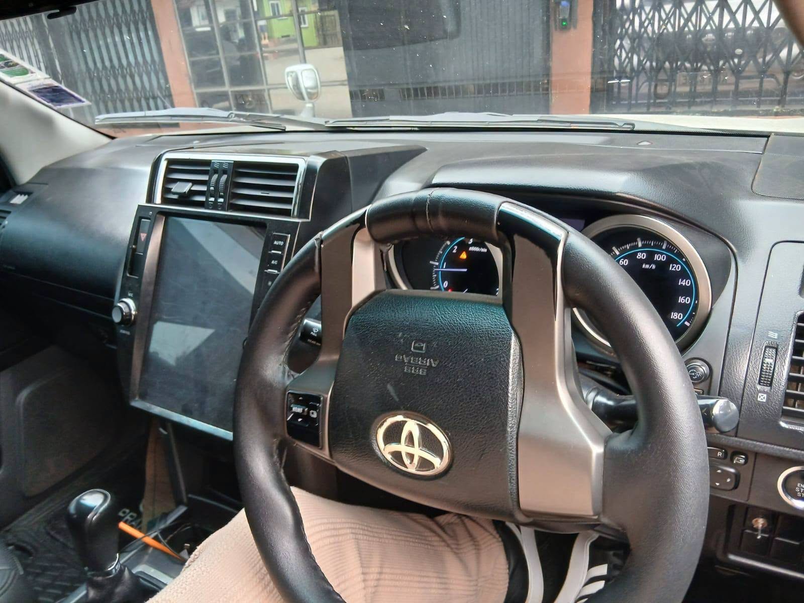 2010 Toyota Prado thumbnail 2