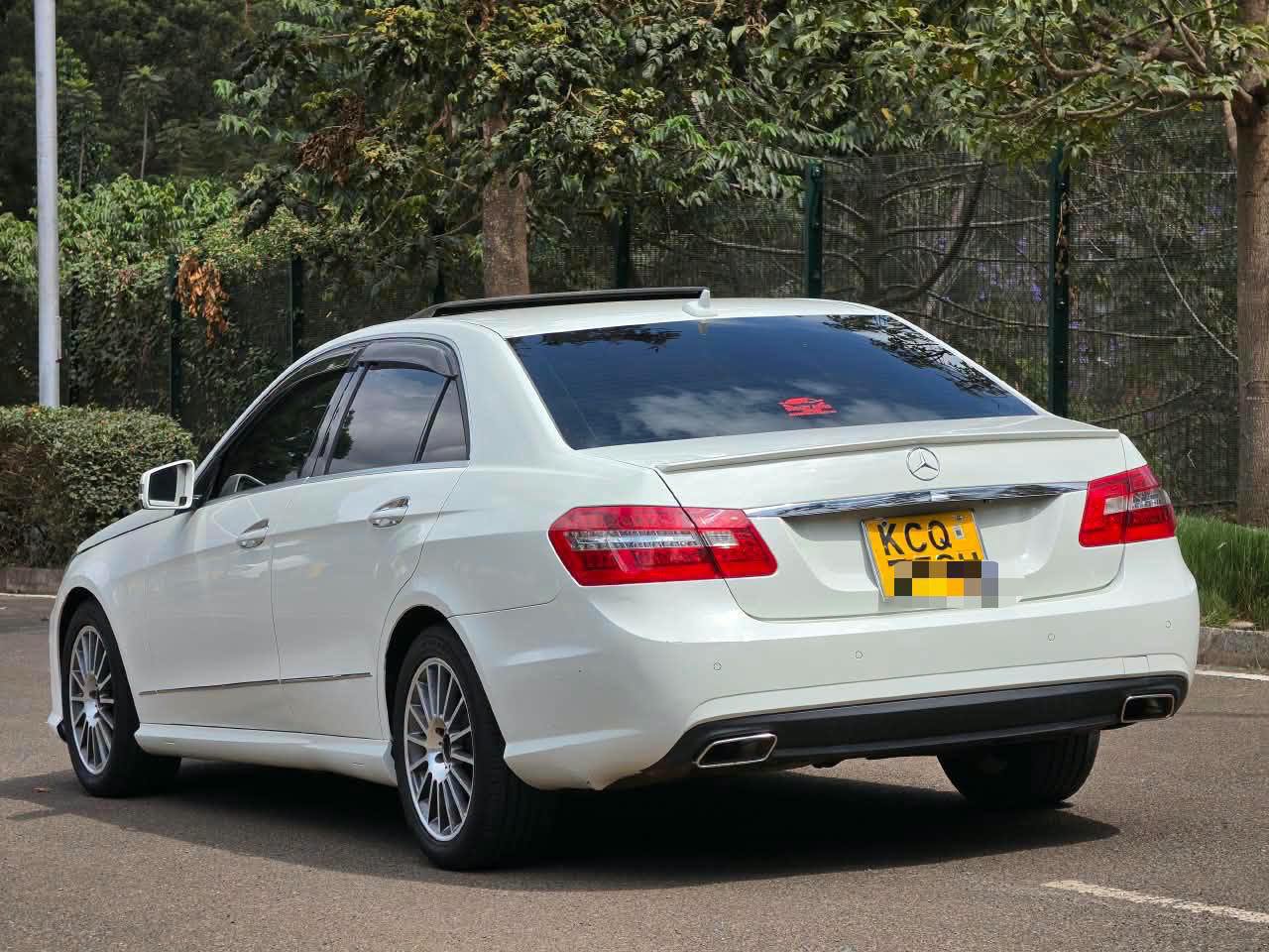 2011 Mercedes-Benz E350 thumbnail 4