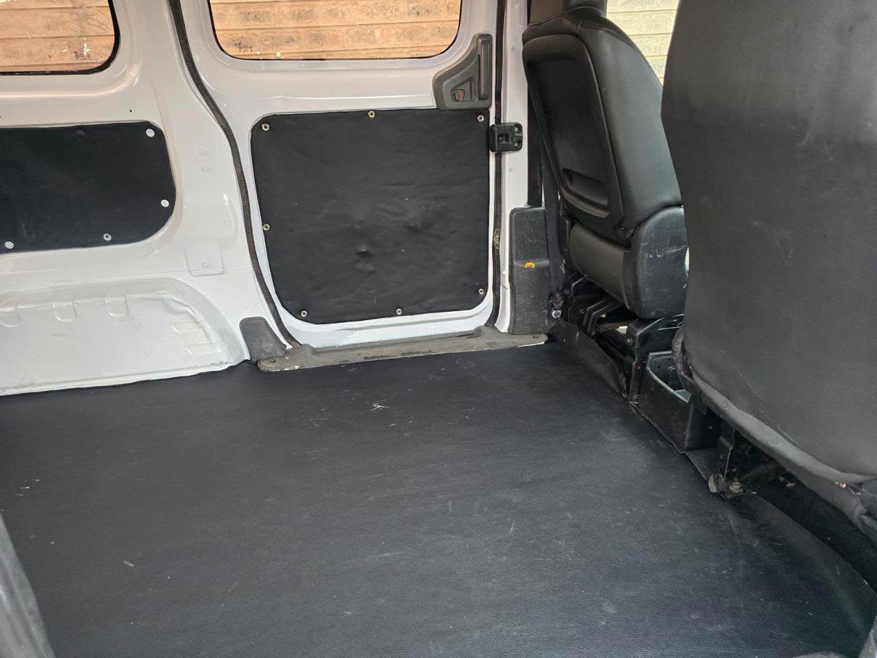 2013 Nissan NV200 thumbnail 3