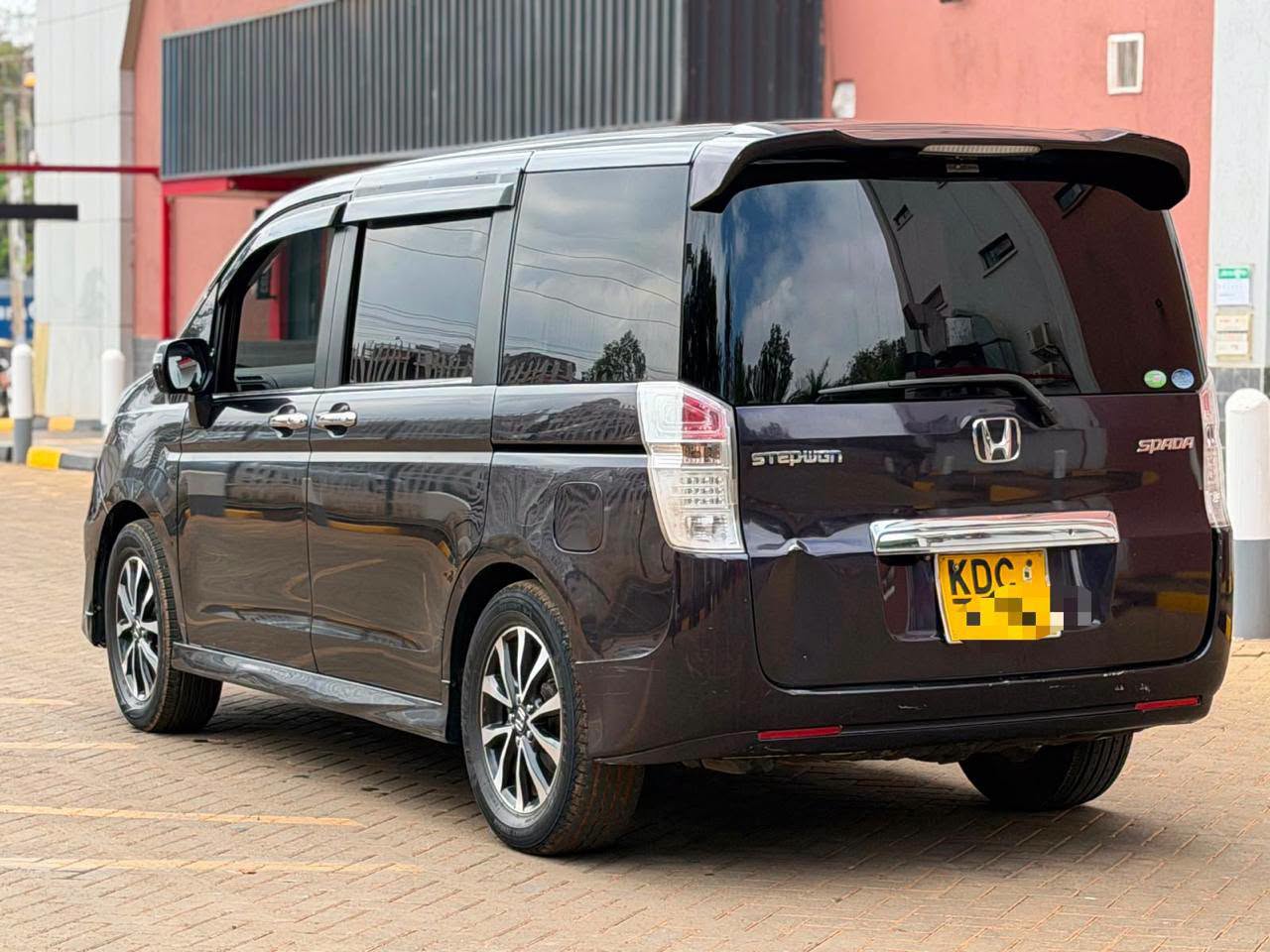 2014 Honda Stepwagon thumbnail 3