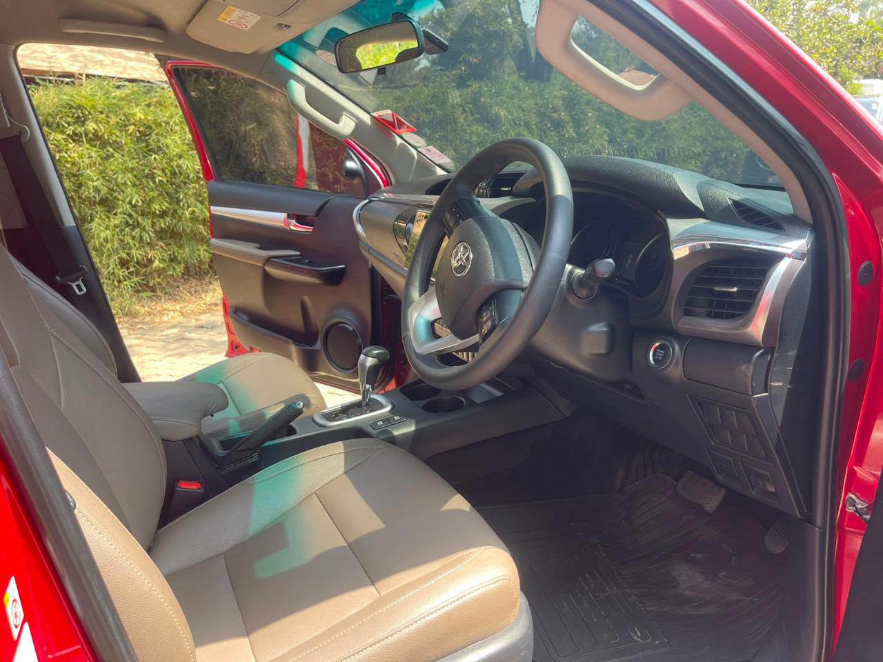 2015 Toyota Hilux thumbnail 6