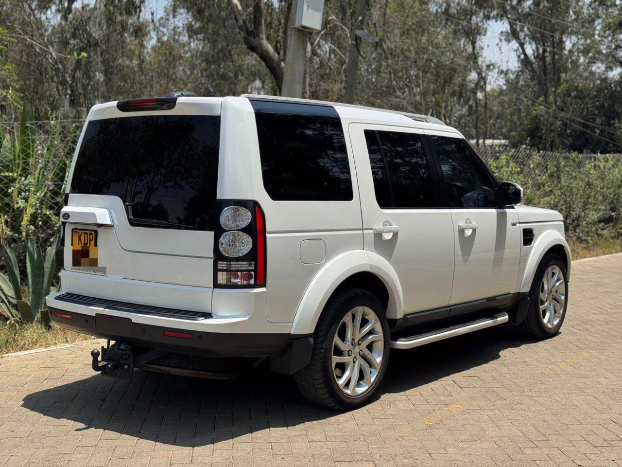 2016 Land Rover Discovery 4 thumbnail 4