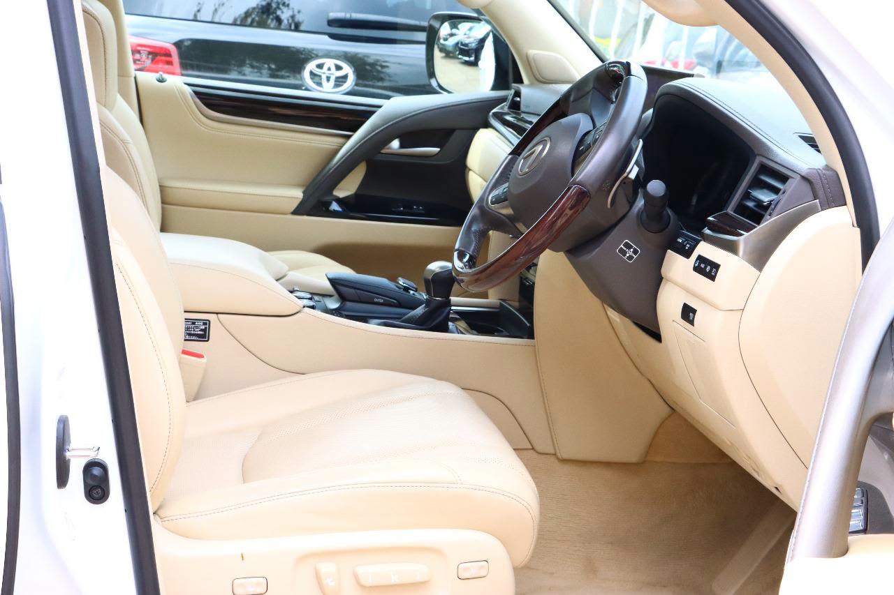2016 Lexus LX570 thumbnail 3