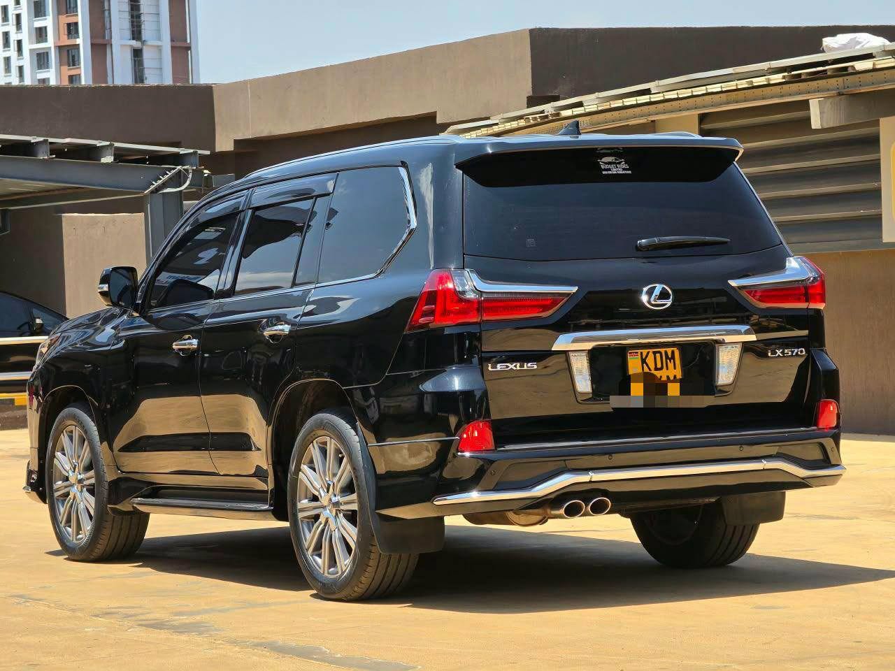 2016 Lexus LX570 thumbnail 4