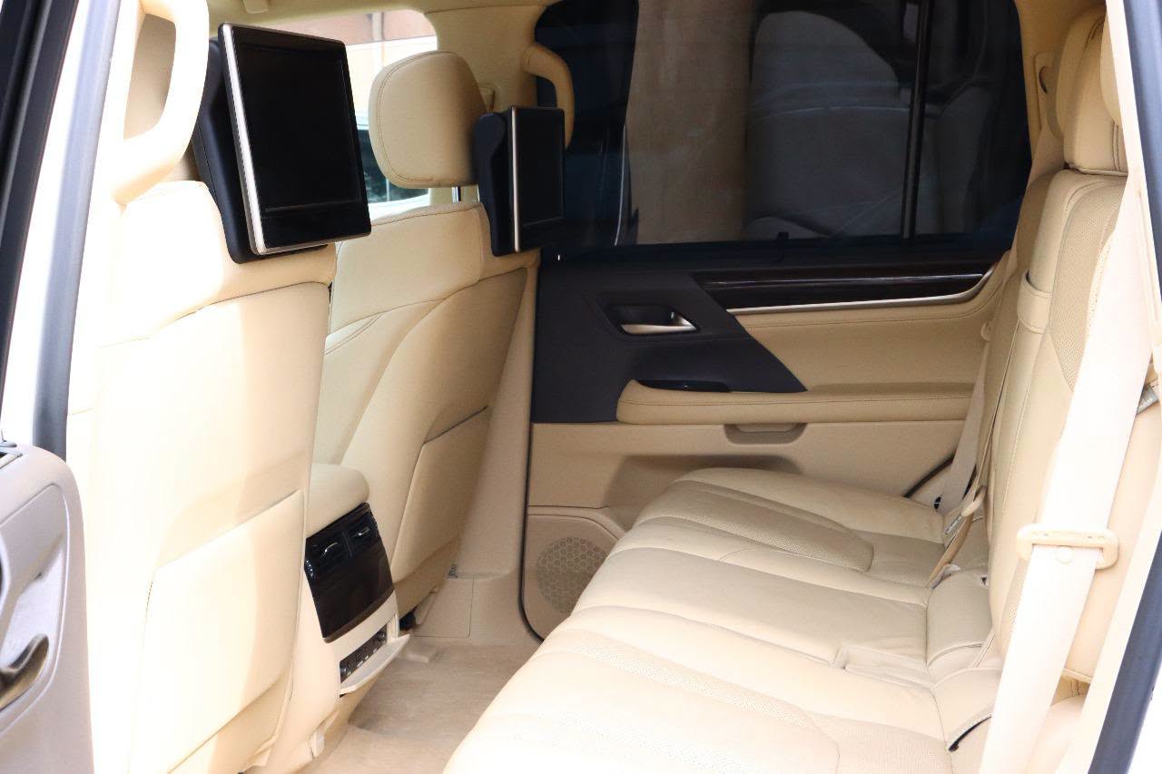 2016 Lexus LX570 thumbnail 4