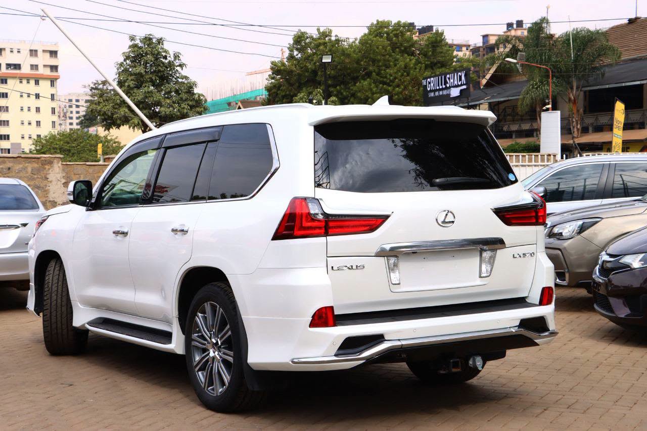 2016 Lexus LX570 thumbnail 7