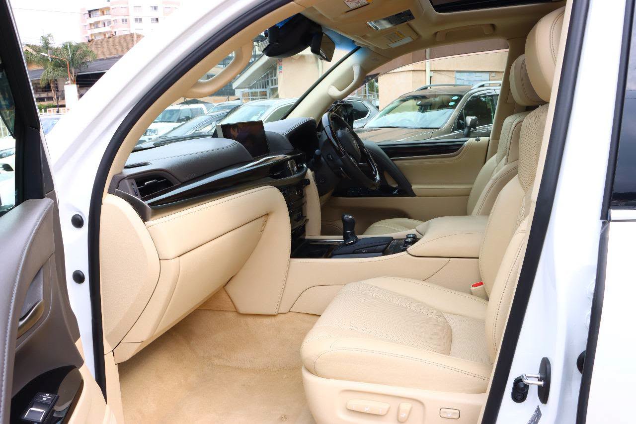 2016 Lexus LX570 thumbnail 2