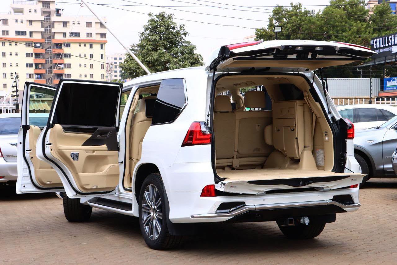 2016 Lexus LX570 thumbnail 5