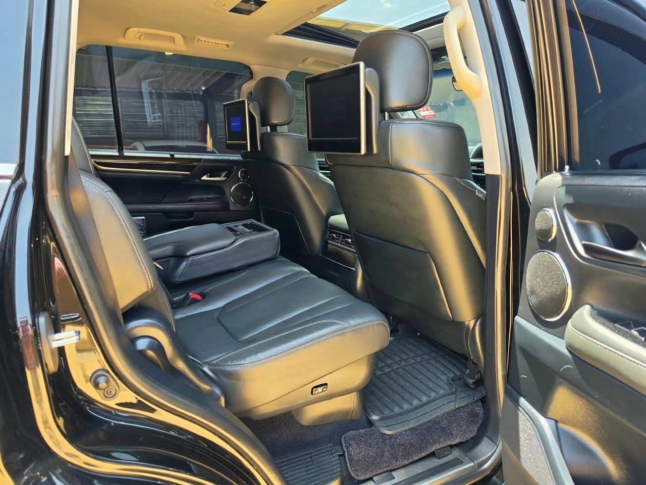 2016 Lexus LX570 thumbnail 2