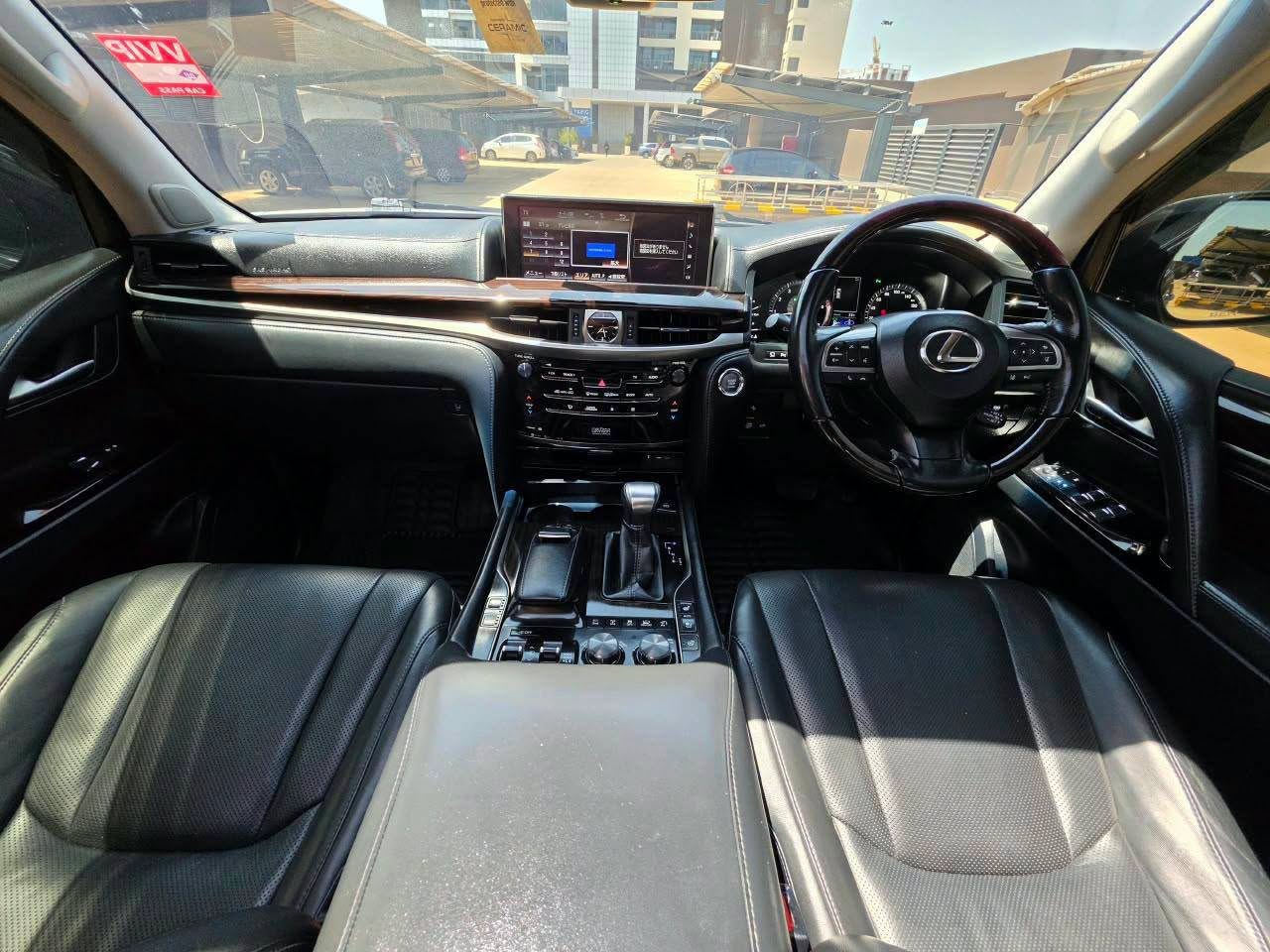 2016 Lexus LX570 thumbnail 5