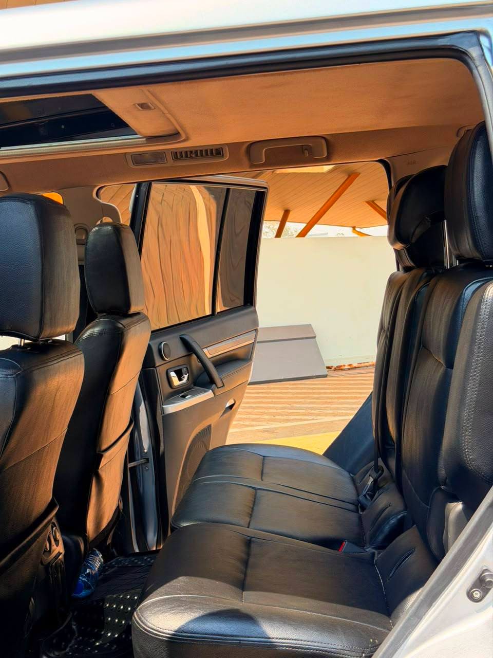 2016 Mitsubishi Shogun thumbnail 3