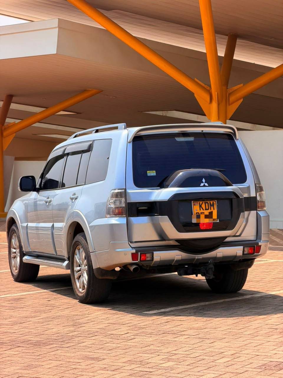 2016 Mitsubishi Shogun thumbnail 4