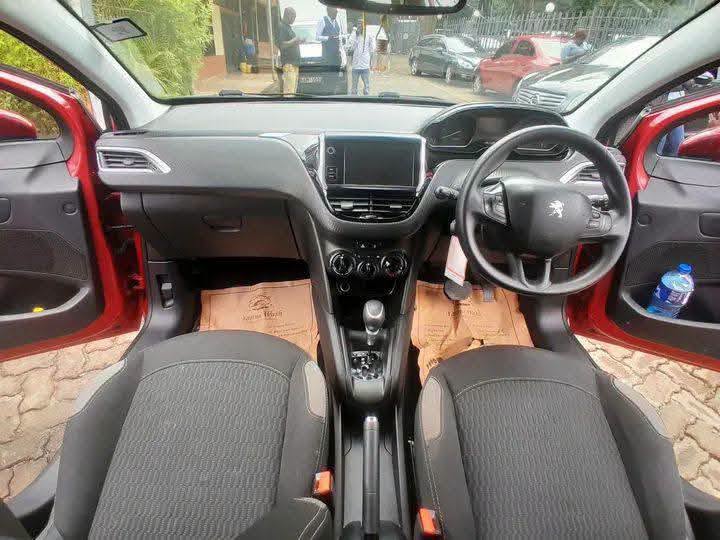 2016 Peugeot 208 thumbnail 4