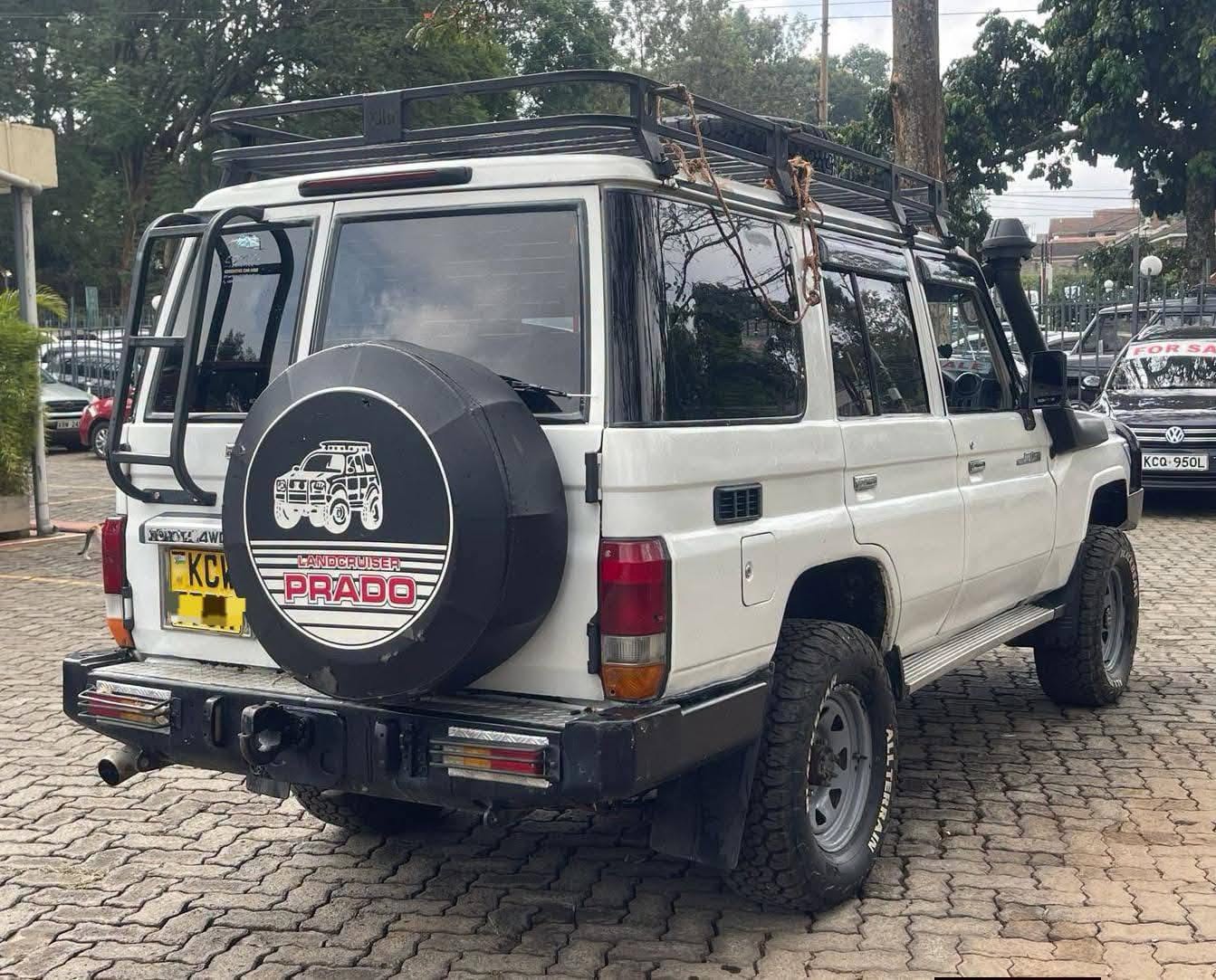 2016 Toyota Land Cruiser thumbnail 5