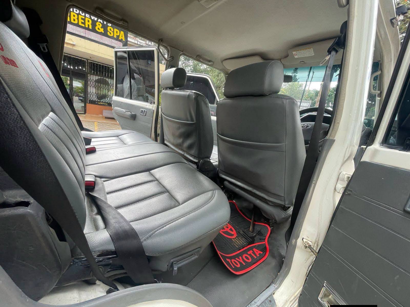 2016 Toyota Land Cruiser thumbnail 2
