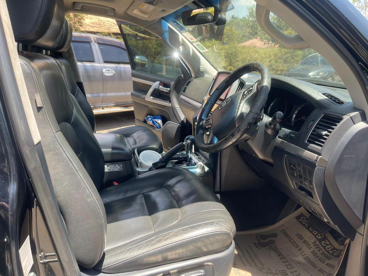 2016 Toyota Land Cruiser thumbnail 3