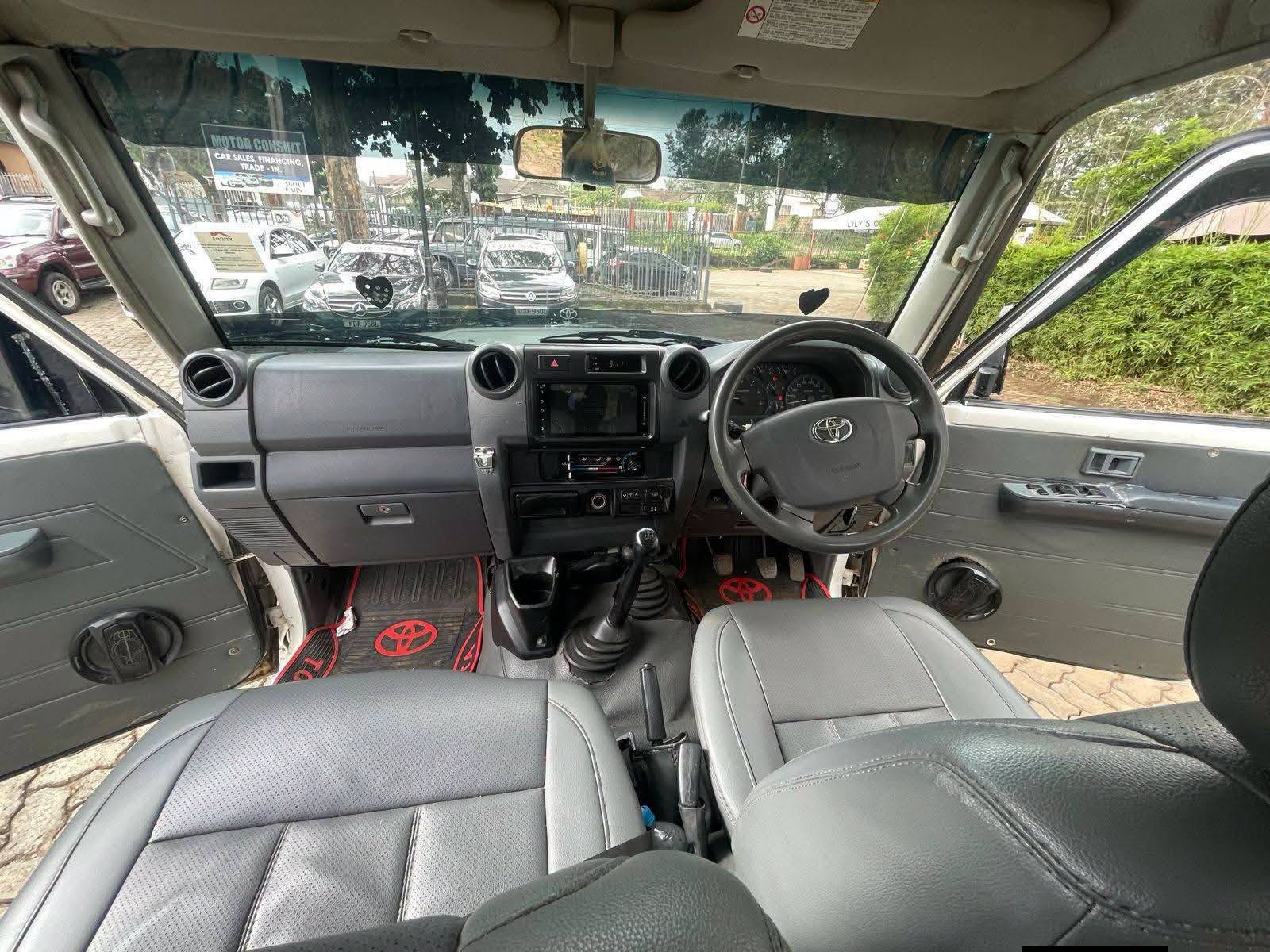 2016 Toyota Land Cruiser thumbnail 3