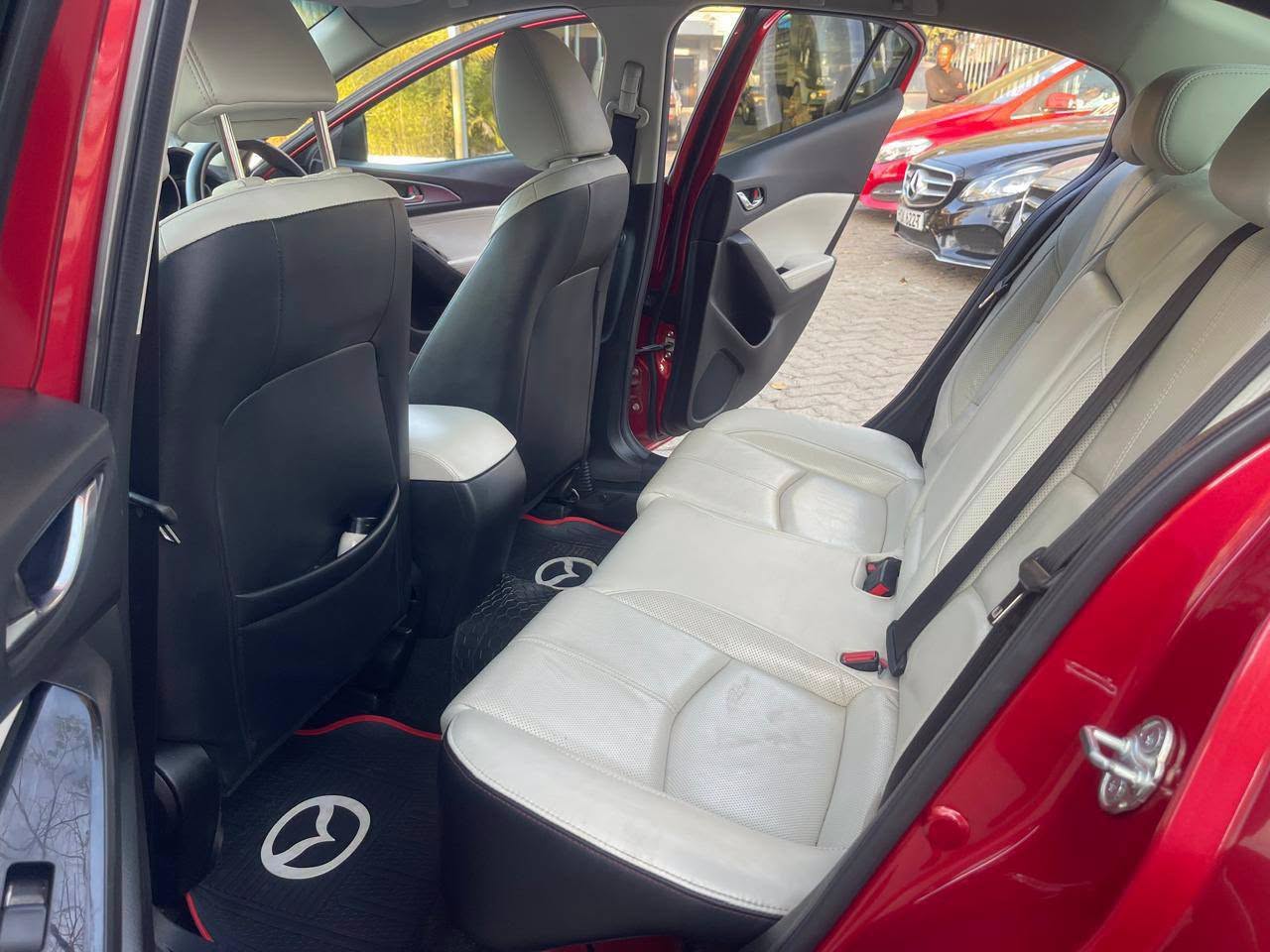 2017 Mazda Axela thumbnail 3