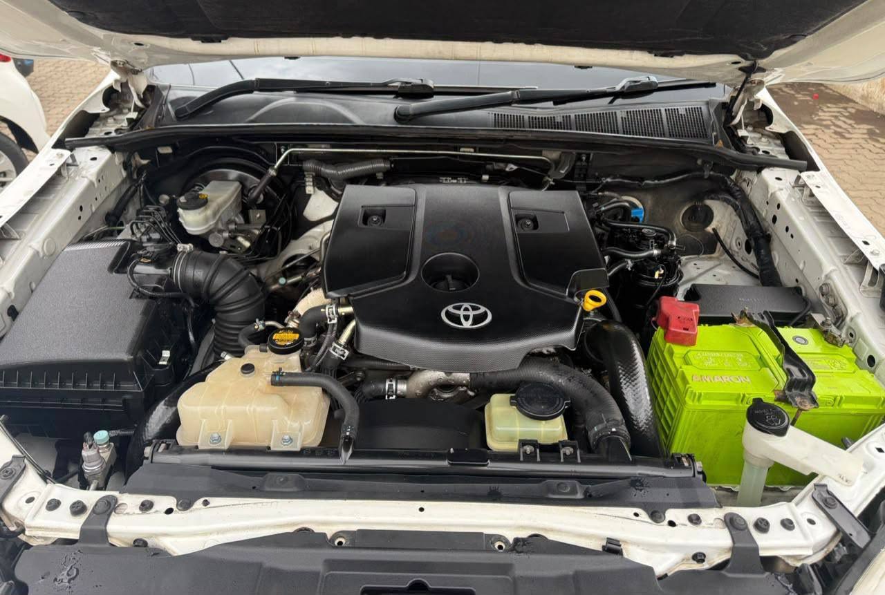 2017 Toyota Hilux thumbnail 3