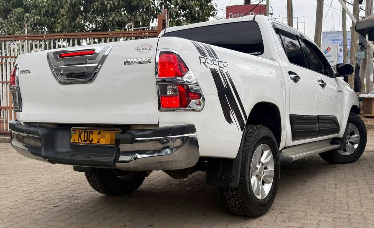 2017 Toyota Hilux thumbnail 5