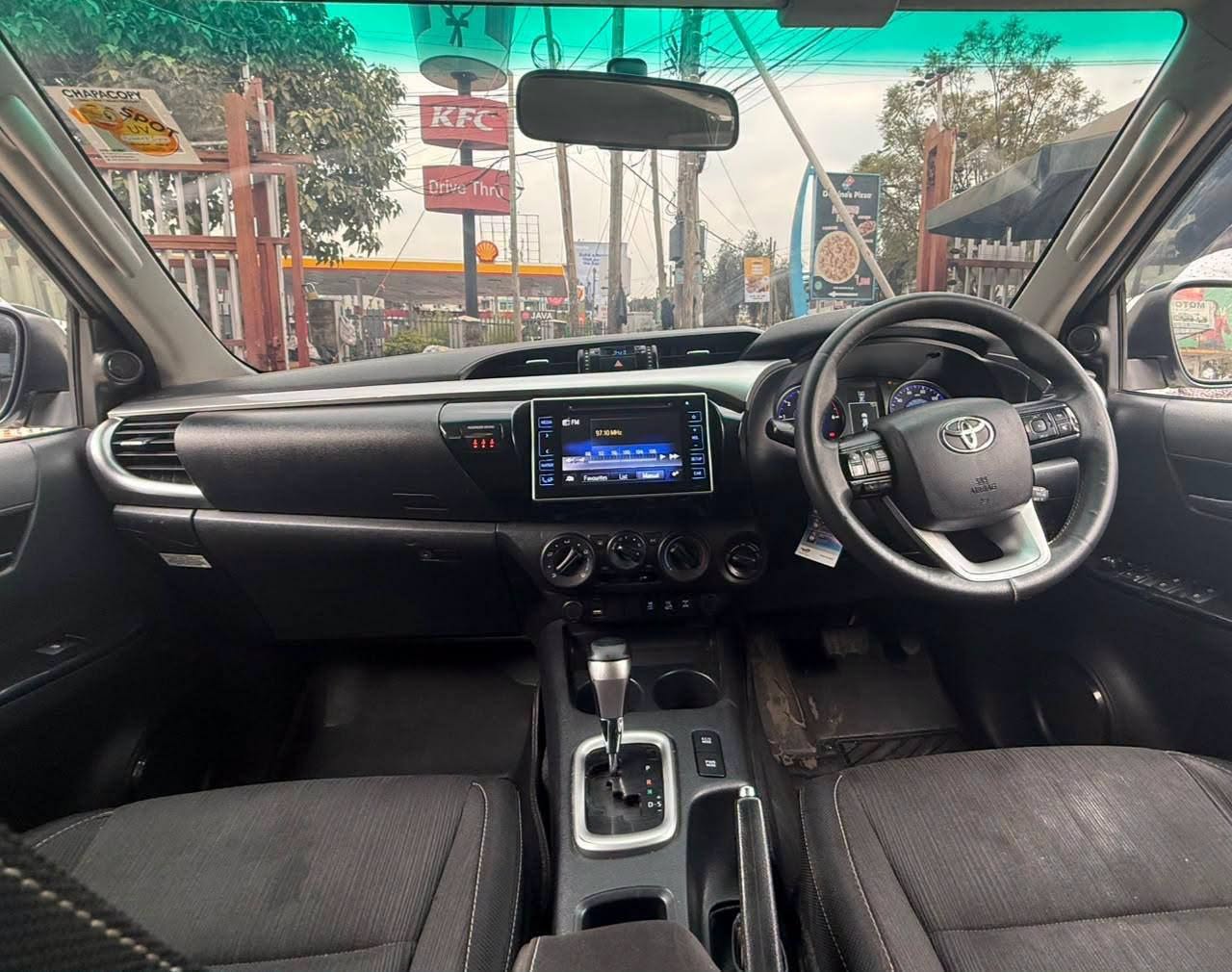 2017 Toyota Hilux thumbnail 4