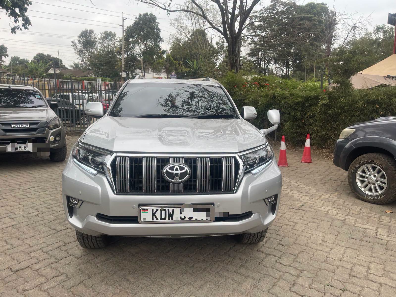 2017 Toyota Land Cruiser Prado thumbnail 2