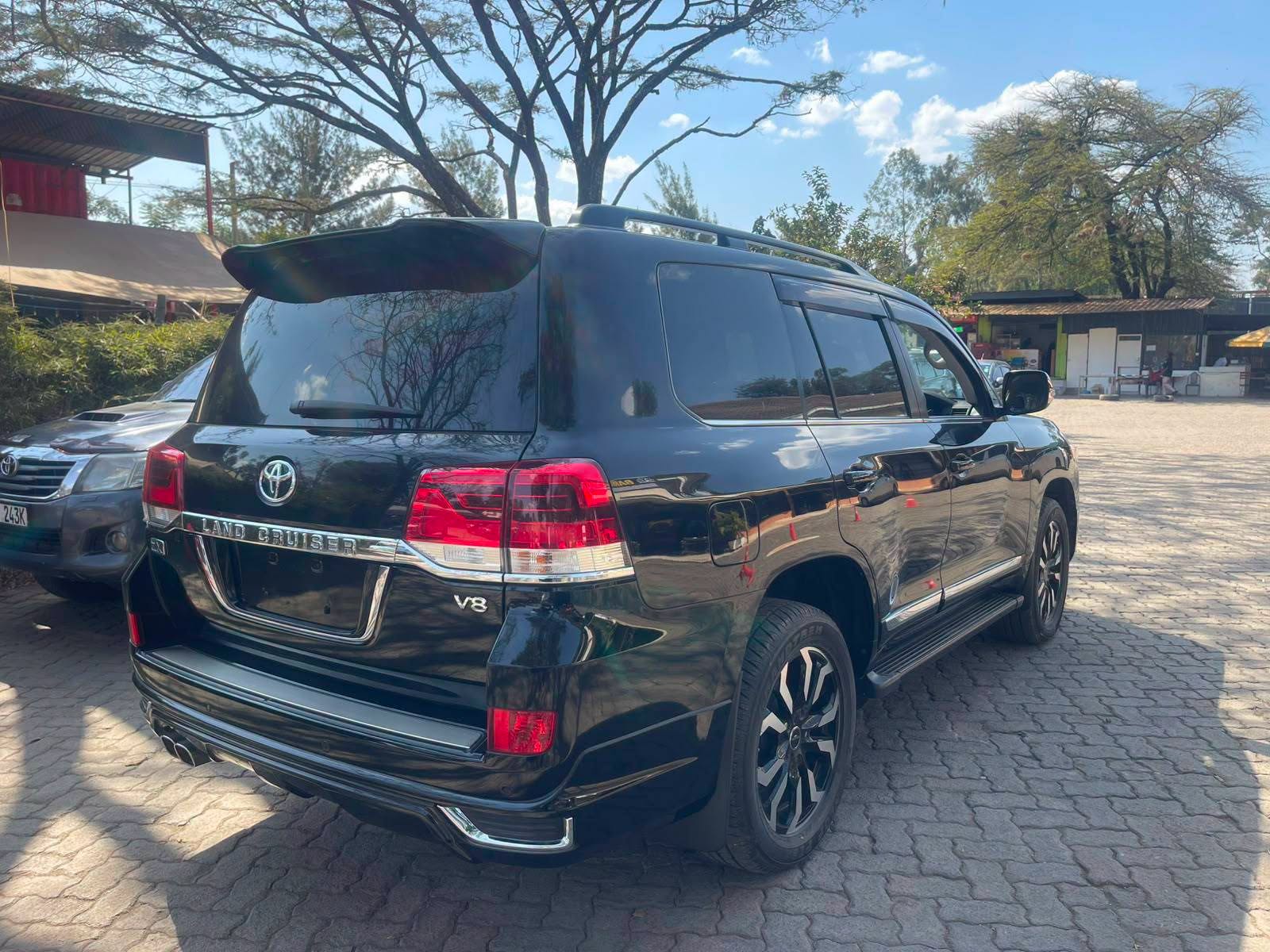 2017 Toyota Land Cruiser thumbnail 5