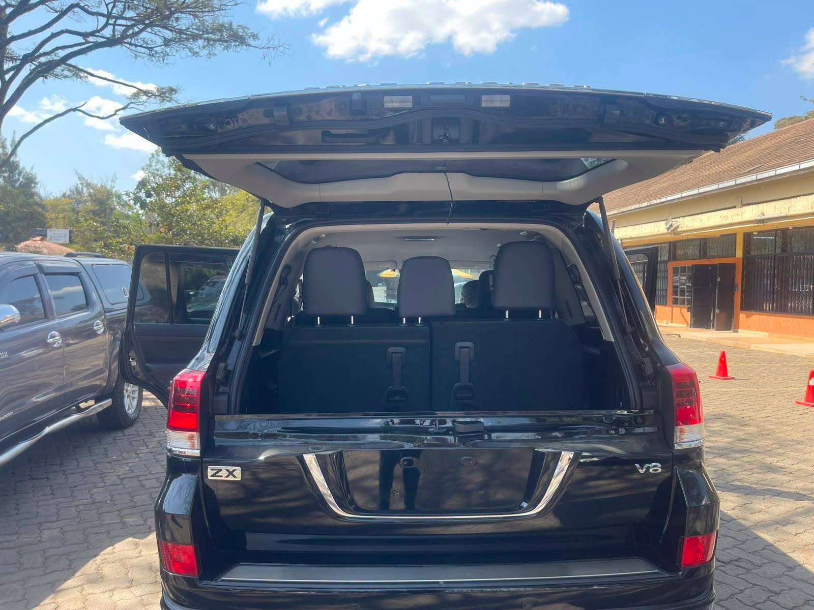 2017 Toyota Land Cruiser thumbnail 3