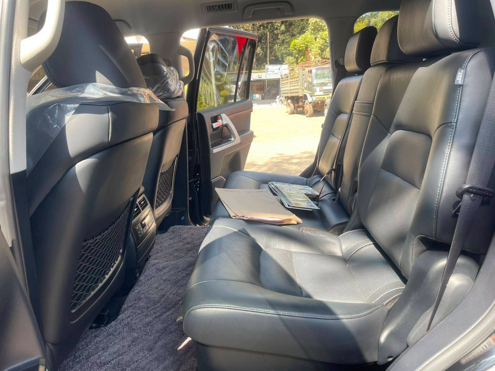 2017 Toyota Land Cruiser thumbnail 6