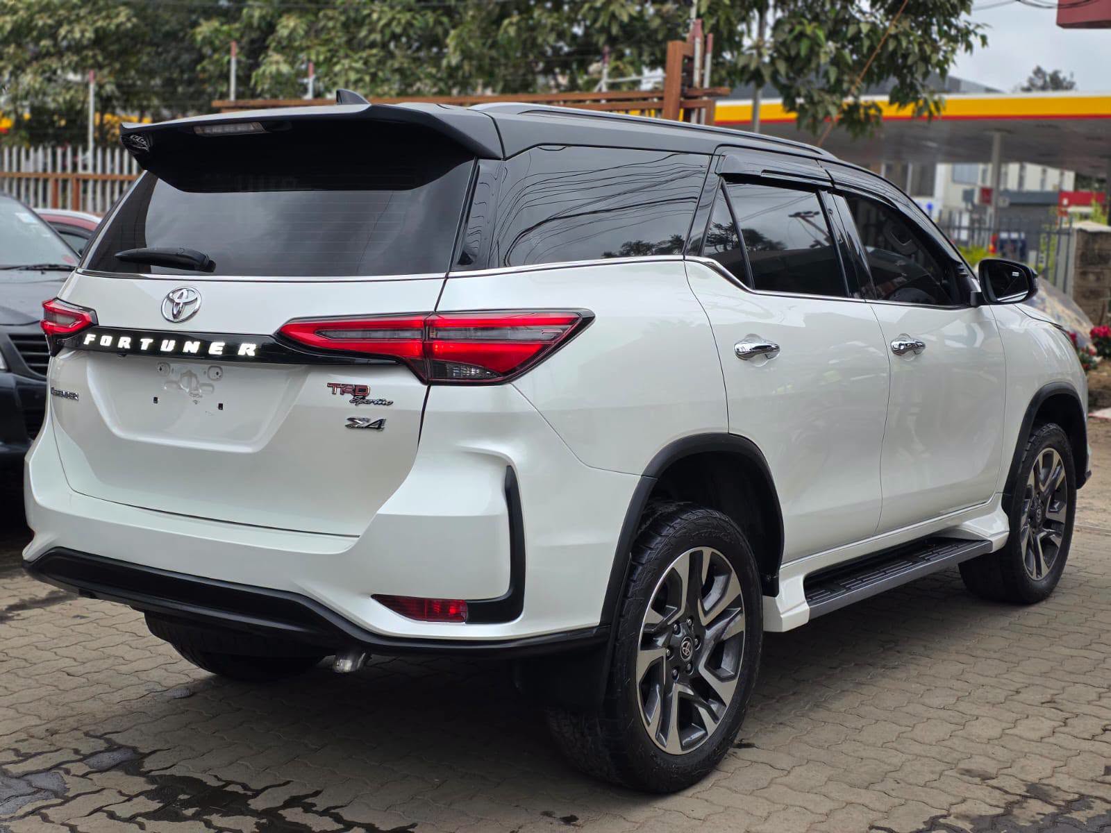 2019 Toyota Fortuner thumbnail 3
