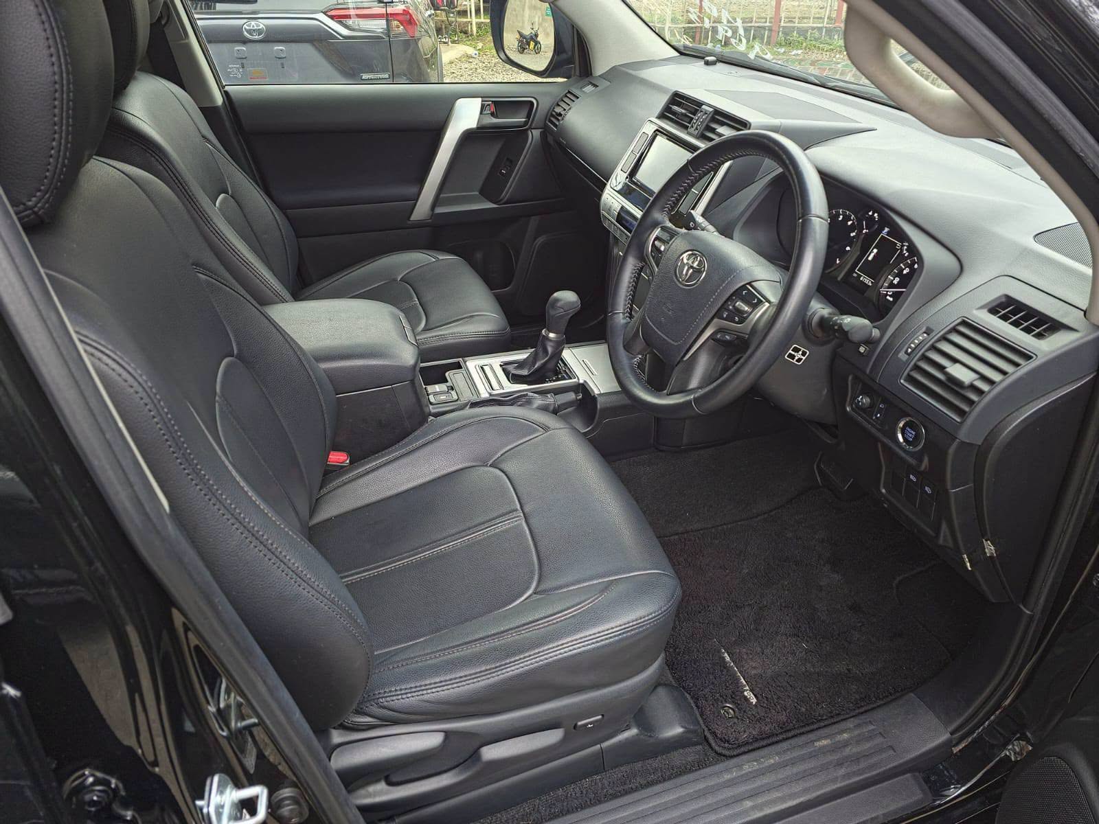 2019 Toyota Land Cruiser Prado thumbnail 4